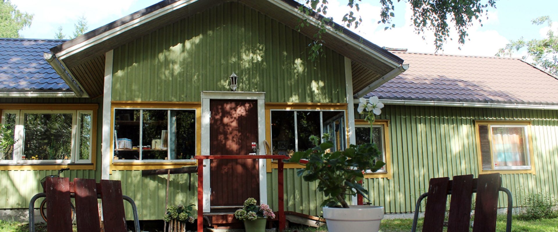 Kotimuseon päärakennus kuvattuna kesällä, kuten museon motto kertoo: Tavallinen talo - ihmeitä täynnä!