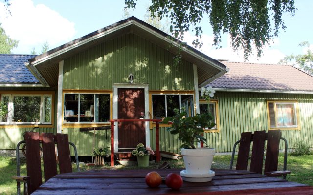 Kotimuseon päärakennus kuvattuna kesällä, kuten museon motto kertoo: Tavallinen talo - ihmeitä täynnä!