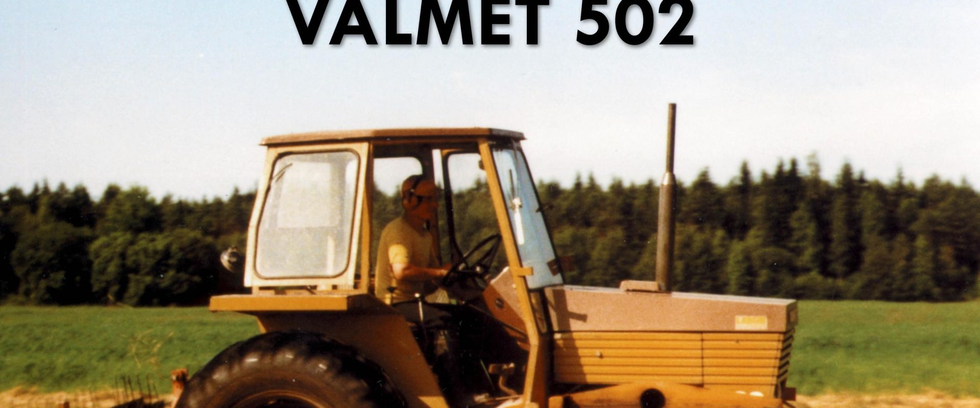 Keltainen Valmet 502 -traktori pellolla, kuvassa teksti Museo etsii! Valmet 502